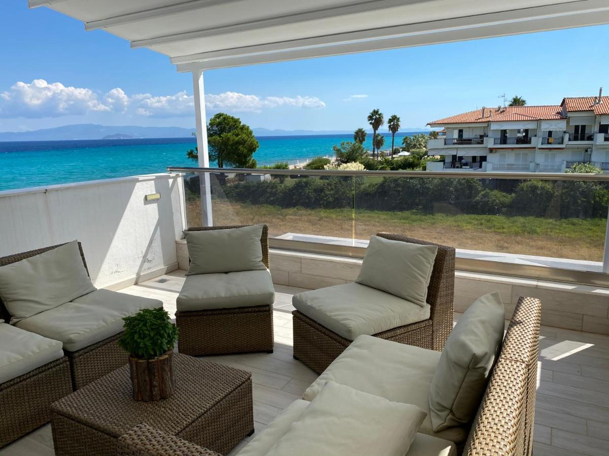 Villa Theodora In Front Of The Sea Hanioti Exteriör bild